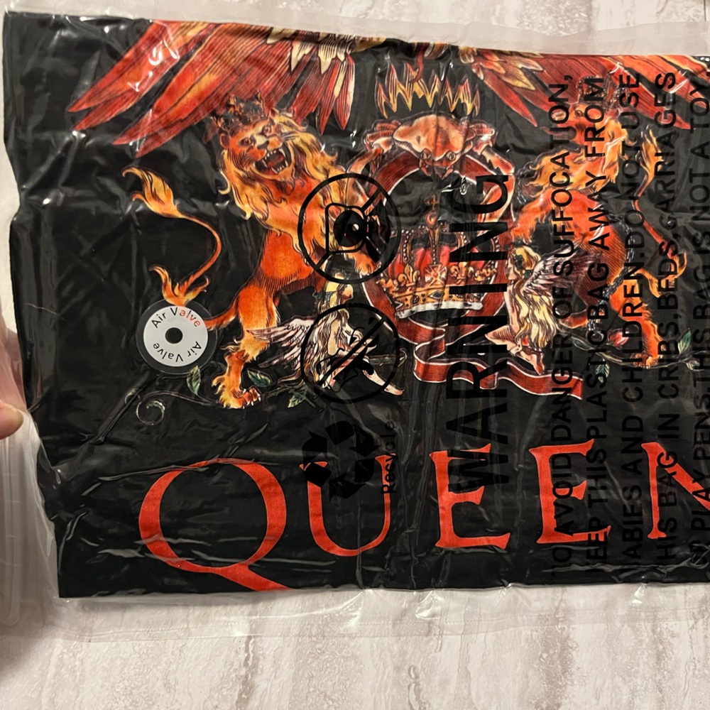 Black Graphic T-Shirt with Red and Orange ‘Queen’ Rock Band Design